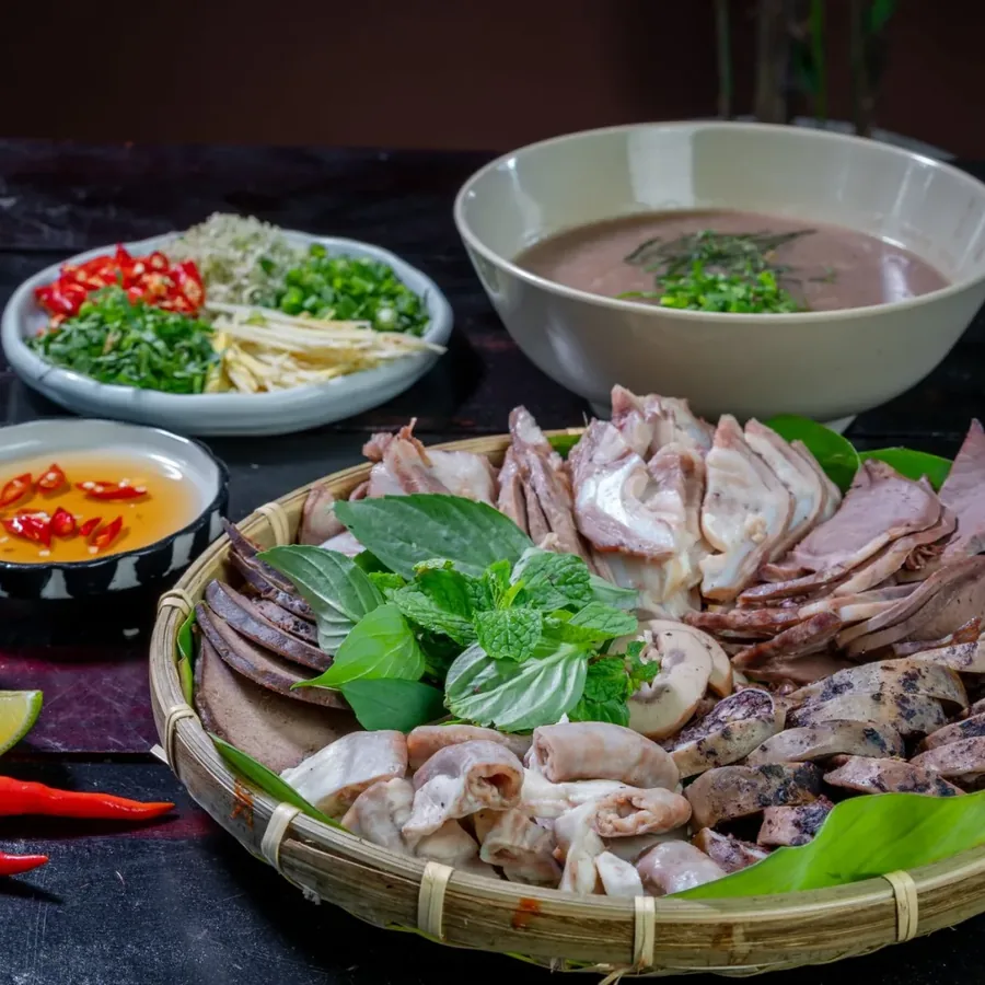 Ly trà trái cây trên bàn gỗ